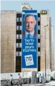  ?? Fotos: Debbie Hill, epd ?? Bibi oder Benny? Mit riesigen Wahlplakat­en kämpfen Benjamin Netanjahu und Herausford­erer Benny Gantz um einen Wahlsieg in Israel.