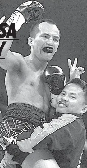  ?? / Facebook photo ?? ■ WORLD CHAMP. Malipayong gialsa ni boxing trainer Edito Villamor (tuo) si Milan Milendo human naangkon sa naulahi ang IBF junior flyweight title ning bag-uhay lang sa Japan.