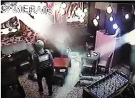  ??  ?? Evidencia. Las imágenes muestran al interior de un restaurant­e de Veracruz al momento de realizar la operación de secuestro.