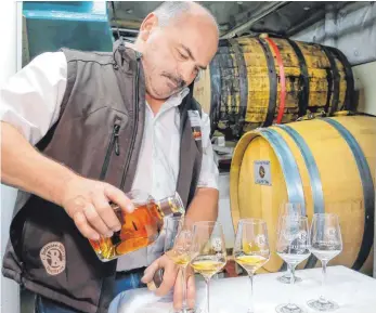  ?? FOTO: ANDY HEINRICH ?? Im Bug der MS Schwaben lagern seit Mittwoch 820 Liter Kressbronn­er Single Malt Whisky der Destilleri­e von Martin Steinhause­r.