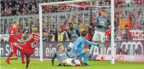  ?? FOTO: IMAGO ?? Arturo Vidal (Nr. 23) erzielt aus der Drehung das 1:0 beim 3:0 des FC Bayern München gegen Augsburg.