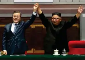  ?? FOTO: AP/NTB SCANPIX ?? Moon Jae-in og Kim Jong-un jubler sammen i Pyongyang tidligere i år.