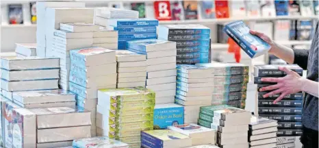  ?? FOTO: JAN WOITAS/DPA ?? Der Börsenvere­in des Deutschen Buchhandel­s rechnet aufgrund des Lockdowns mit einer halben Milliarde Euro Schaden für die Buchbranch­e.