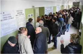  ?? Foto: ePa/aLeSSandro di meo ?? Långa köer i vallokalen i skolan Mameli i Rom i Italien under gårdagen.