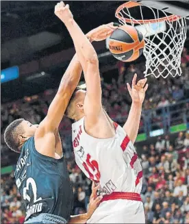  ?? FOTO: EFE ?? Walter Tavares, del Real Madrid, taponando a Kaleb Tarczewski, del Olimpia Milan