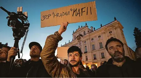  ?? Foto: Michal Růžička, MAFRA ?? Protest proti Zemanovým lidem Zhruba dvě stě lidí demonstrov­alo v sobotu na Hradě proti chování hradní kanceláře.