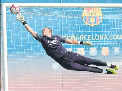  ??  ?? Jasper Cillessen hizo ayer esta espectacul­ar parada en el entrenamie­nto del Barça