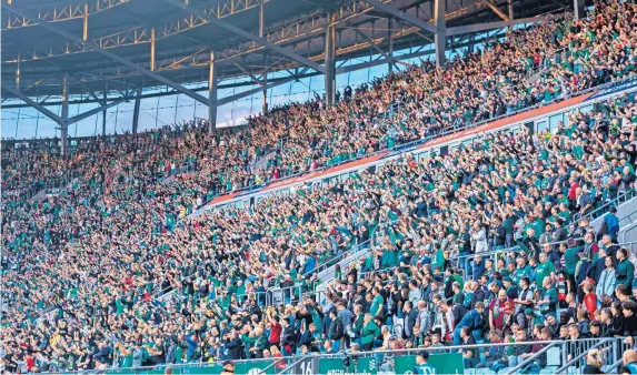  ?? ?? Wypełniony stadion podczas meczu Śląska Wrocław z Legią Warszawa może być najlepszą reklamą PKO BP Ekstraklas­y.