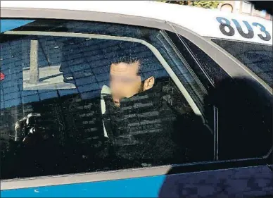  ?? VILLAR LOPEZ / EFE ?? Un cotxe de policia trasllada dos dels acusats després de l’última sessió del judici
