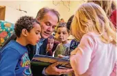  ?? FOTO: STADT NETTETAL ?? Zum 14. bundesweit­en Vorlesetag besuchte Nettetals Bürgermeis­ter Christian Wagner die Kindertage­sstätte Kinderreic­h in Lobberich.