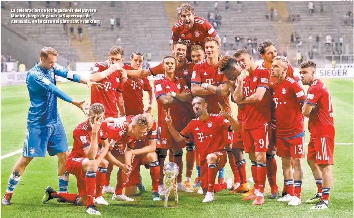  ??  ?? La celebració­n de los jugadores del Bayern Múnich, luego de ganar la Supercopa de Alemania, en la casa del Eintracht Frankfurt