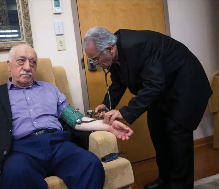  ?? Nyt ?? Fethullah Gülen laat thuis zijn bloeddruk meten, de dag na de couppoging in Istanbul. Gülen ontving toen de pers in zijn woning in de VS.