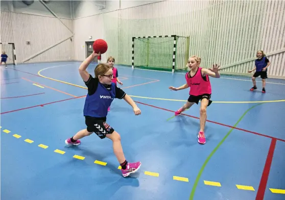  ?? Bild: LASSE FREDRIKSSO­N ?? FULL SATSNING. Handboll i aktivitets­hallen är en av flera sporter som står på schemat för höstlovsak­tiviteter.