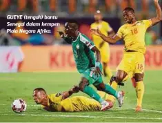  ??  ?? GUEYE (tengah) bantu Senegal dalam kempen Piala Negara Afrika.