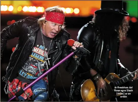  ??  ?? Ar fheabhas: Axl Rose agus Slash (thíos) ar an ardán