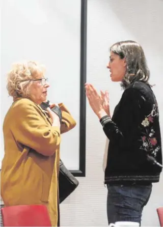  ?? MAYA BALANYÀ ?? Manuela Carmena y Rita Maestre, en el Ayuntamien­to de Madrid