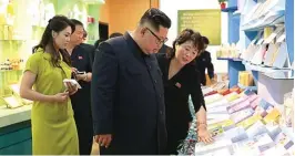  ?? KCNA ATTENTION EDITORS/REUTERS ?? CITRA BARU: Kim Jong-un meninjau sebuah pabrik kosmetik di Sijulju, Korut. Selama ini, pemimpin tertinggi negeri itu selalu dipublikas­ikan sedang memamerkan kekuatan militer.