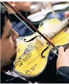  ?? FOTO: DPA ?? Diese Geige wurde unter anderem aus einer alten Gabel gebaut.