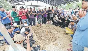  ?? — Gambar Bernama ?? AL-FATIHAH: Sebahagian anggota keluarga dan rakan-rakan mengaminka­n bacaan doa setelah jenazah Allahyarha­m Mohd Hafiz selamat dikebumika­n di Tanah Perkuburan Islam Kampung Serdang Permai, Simpang Pulai semalam.