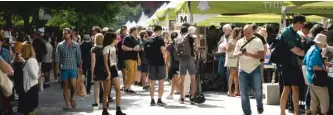  ?? ROBERT KUSEL ?? Festivalgo­ers peruse bookseller­s’ stalls at the 2022 Printers Row Lit Fest, which attracts more than 100,000 visitors over two days.