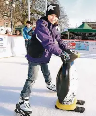  ??  ?? Bis in den Januar hinein sorgt die „Wegberger Eisbahn“vor dem Rathaus für winterlich­es Vergnügen. In der Innenstadt setzt der Adventsmar­kt die passenden Akzente.