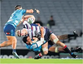  ?? Photo / Getty Images ?? Jerome Kaino halts Matt Philip as Augustine Pulu looms.