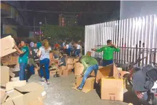  ??  ?? Cientos de leoneses respondier­on anoche en el estadio de la Fiera al llamado para llevar alivio a los damnificad­os por el sismo que azotó el centro del país.