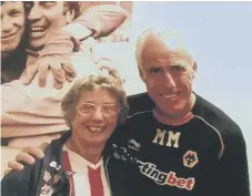  ??  ?? Doreen pictured with former Sunderland manager Mick McCarthy.