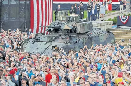  ?? AFP ?? Blindados. La multitud toma fotos junto a un tanque que participó del acto ante el Lincoln Memorial.