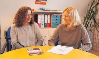  ?? FOTO: AJS ?? Juliane Schmieder (links) und Juliane Weinmann hoffen am Dienstag auf zahlreiche Mittänzer.