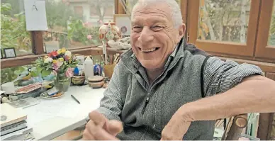  ?? JORGE SCLAR ?? John Berger en su casa de Antony, en las afueras de París, 2004.