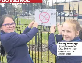  ??  ?? Strong message Anna Balmain and Katie Bonner raise awareness at the school gates