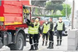  ?? ALBERTO DOMÍNGUEZ ?? Miembros de la UME antes de una operación de desinfecci­ón.