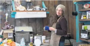  ??  ?? L’artiste abitibienn­e Katia Martel se cherche des voisins virtuels qui vivent dans les fonds de rangs du Québec.
