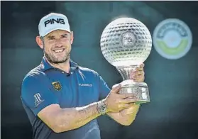  ?? FOTO: GETTY ?? Lee Westwood, sonriente con el trofeo que ayer conquistó en Sun City por tercera vez