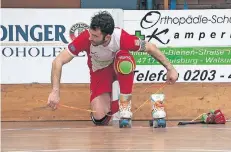  ??  ?? Abschied: Pedro Queiros, hier nach dem Halbfinala­us gegen die ERG Iserlohn, schnürt seine Rollschuhe nicht mehr für die RESG. Foto: Tanja Pickartz