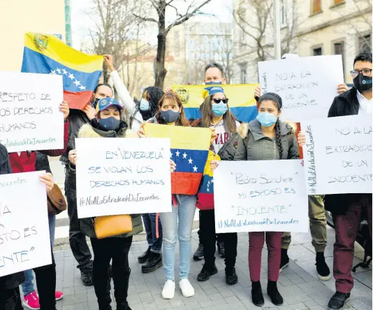  ?? AP ?? People protest against the extraditio­n of Venezuelan Ernesto Quintero in Madrid, Spain, yesterday.