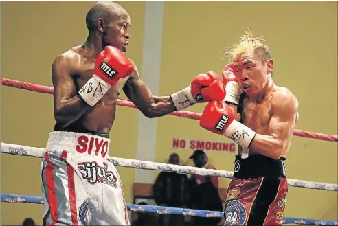  ?? Picture: ALAN EASON ?? LEFT ON CUE: Siyabonga Siyo, in an earlier fight against Lito Dante from the Philippine­s during a WBA mini-flyweight Internatio­nal title fight at the Orient Theatre, fights Hekkie Budler in a highly-anticipate­d mini-flyweight clash at Emperors Palace...