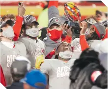  ?? / FOTO: AFP ?? Los Chiefs festejaron con el trofeo de campeones de la Conferenci­a Americana.