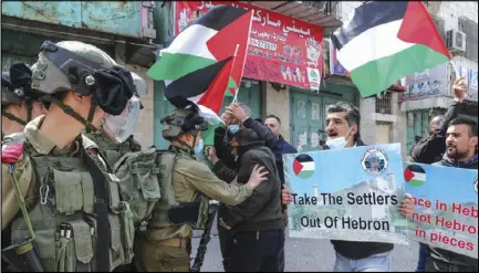  ??  ?? مواجهات بين متظاهرين فلسطينيين وقوات الاحتلال في مدينة الخليل