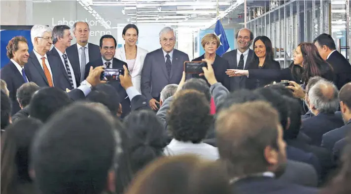  ??  ?? El Presidente Piñera al presentar, el 25 de junio de 2018, al Consejo para la Modernizac­ión del Estado, que lidera el excontralo­r Ramiro Mendoza.