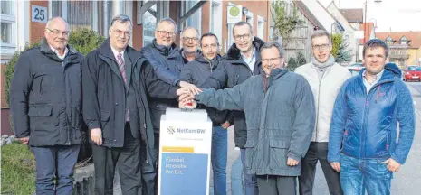  ?? FOTO: BLANKENHOR­N ?? Mit dem gemeinsame­n symbolisch­en Druck auf den roten Knopf wurde in Ellenberg das schnelle Internet mit Glasfaser bis ans Haus in Betrieb genommen.