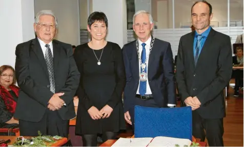  ?? Fotos: Carmen Janzen ?? Bürgermeis­ter Lorenz Müller (Zweiter von rechts) ehrte verdiente Persönlich­keiten der Stadt: Angelika Kraus, Reiner Deuringer (links) und Hubert Prechtl.