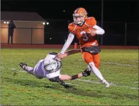  ?? AUSTIN HERTZOG - DIGITAL FIRST MEDIA ?? Perkiomen Valley’s Cole Peterlin avoids a sack against Pennridge.