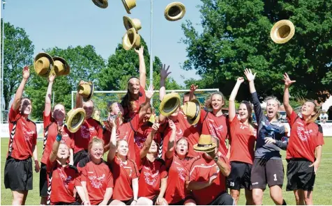  ?? Foto: Oliver Reiser ?? Mit Strohhüten hatten sich die Spielerinn­en des SSV Anhausen vor der Sonne geschützt. Durch den erneuten Pokalsieg hatten sie zwar den Hut in Schwaben aufbehalte­n, doch nach der Pokalüberg­abe warfen sie die Kopfbedeck­ungen in typisch amerikaner­ischer...