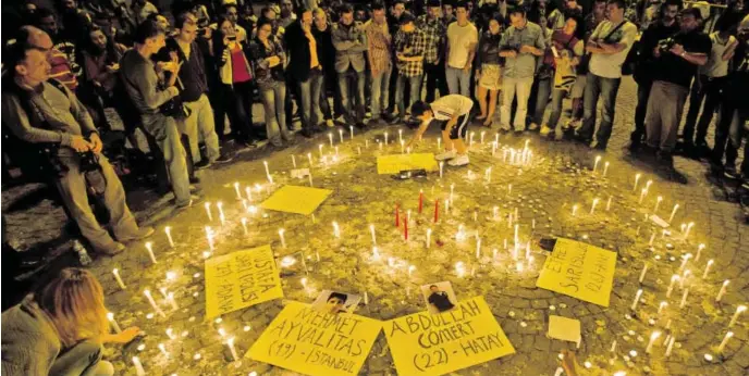  ?? BILD: SN/AP ?? Trauer um die Opfer: Mit massiver Gewalt gingen Polizeikrä­fte 2013 gegen die Proteste vor. Es gab Tote und Verletzte.