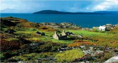  ??  ?? A simple stay
There are over 100 bothies in the UK;
(below left) the sun rises over Milecastle 39 on Hadrian’s Wall