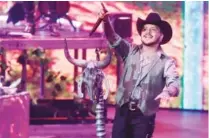 ?? ?? En su primero de tres shows en Guadalajar­a, Christian Nodal correspond­ió el cariño del público y sorprendió al cantar con Kany García.