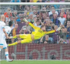  ??  ?? GOLAzO. De tiro libre fue la primera anotación de Lionel Messi frente al PSV.