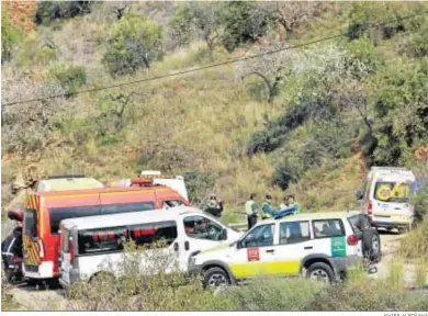  ?? JAVIER ALBIÑANA ?? Los equipos de búsqueda y rescate, ayer en los alrededore­s del pozo donde se encuentra Julen.